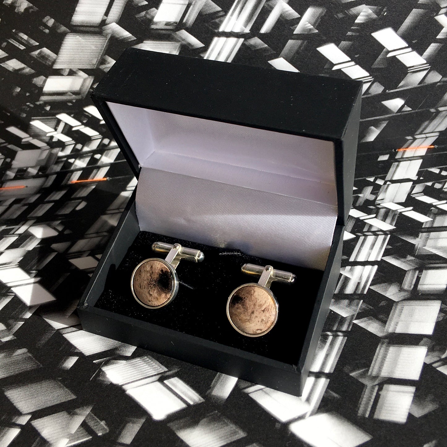 Brut. Silver cufflinks with sand-colored petrified palm wood