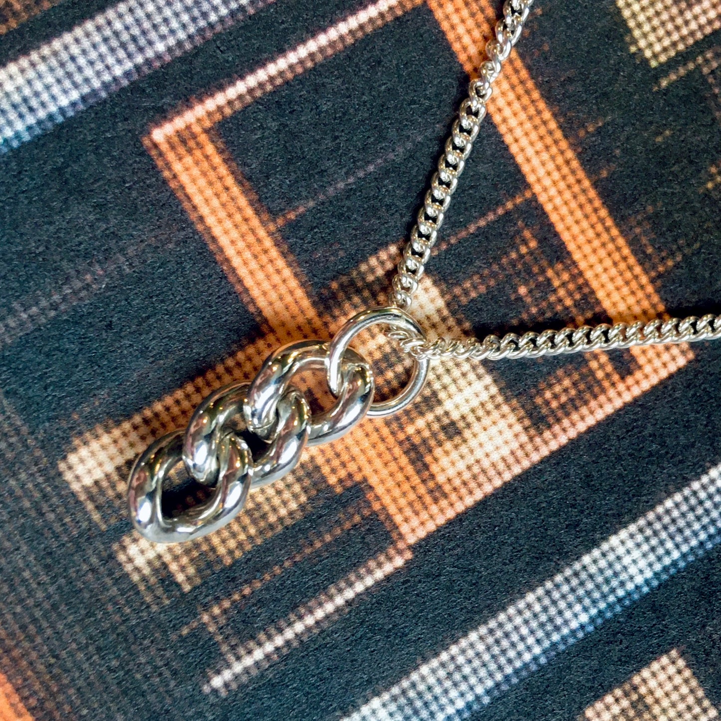 Silver necklace with short chain pendant 